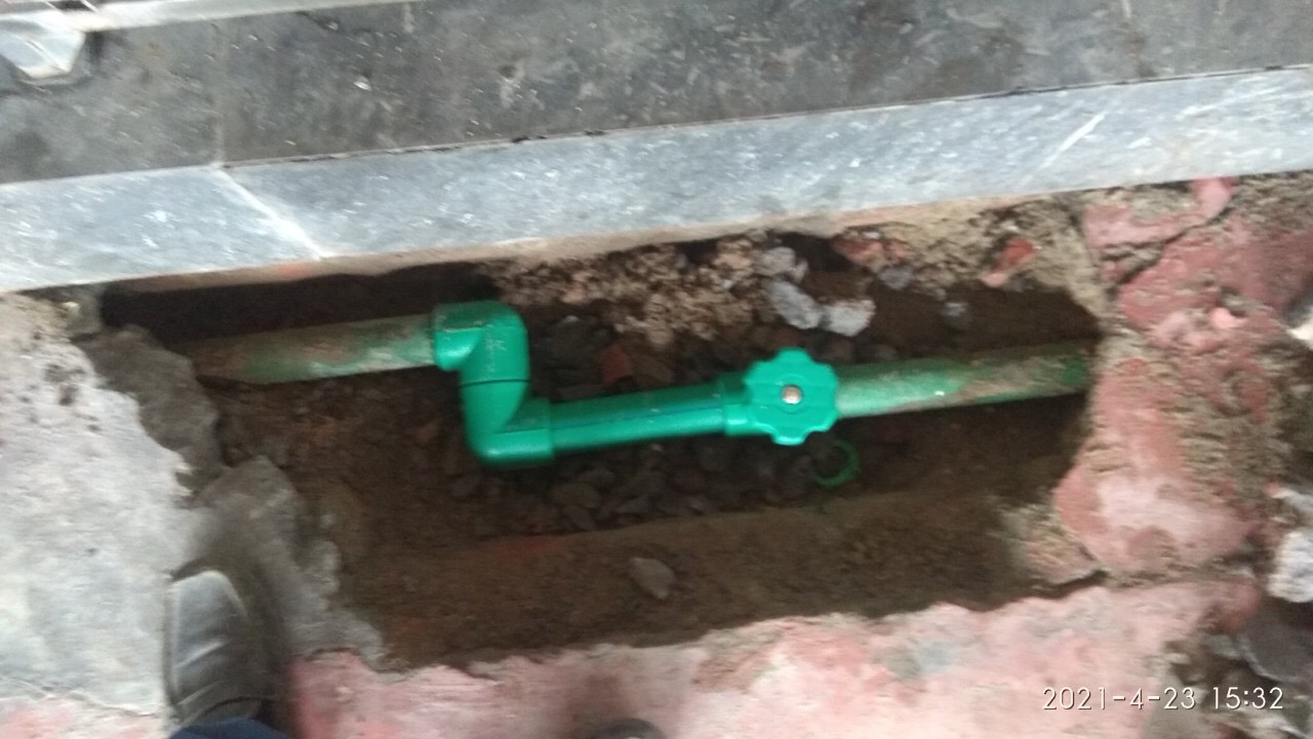 Sửa đường ống nước bị vỡ ở Kiến An Hải Phòng