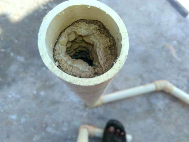 Thợ vệ sinh sục rửa đường ống nước tại nhà Hải Phòng