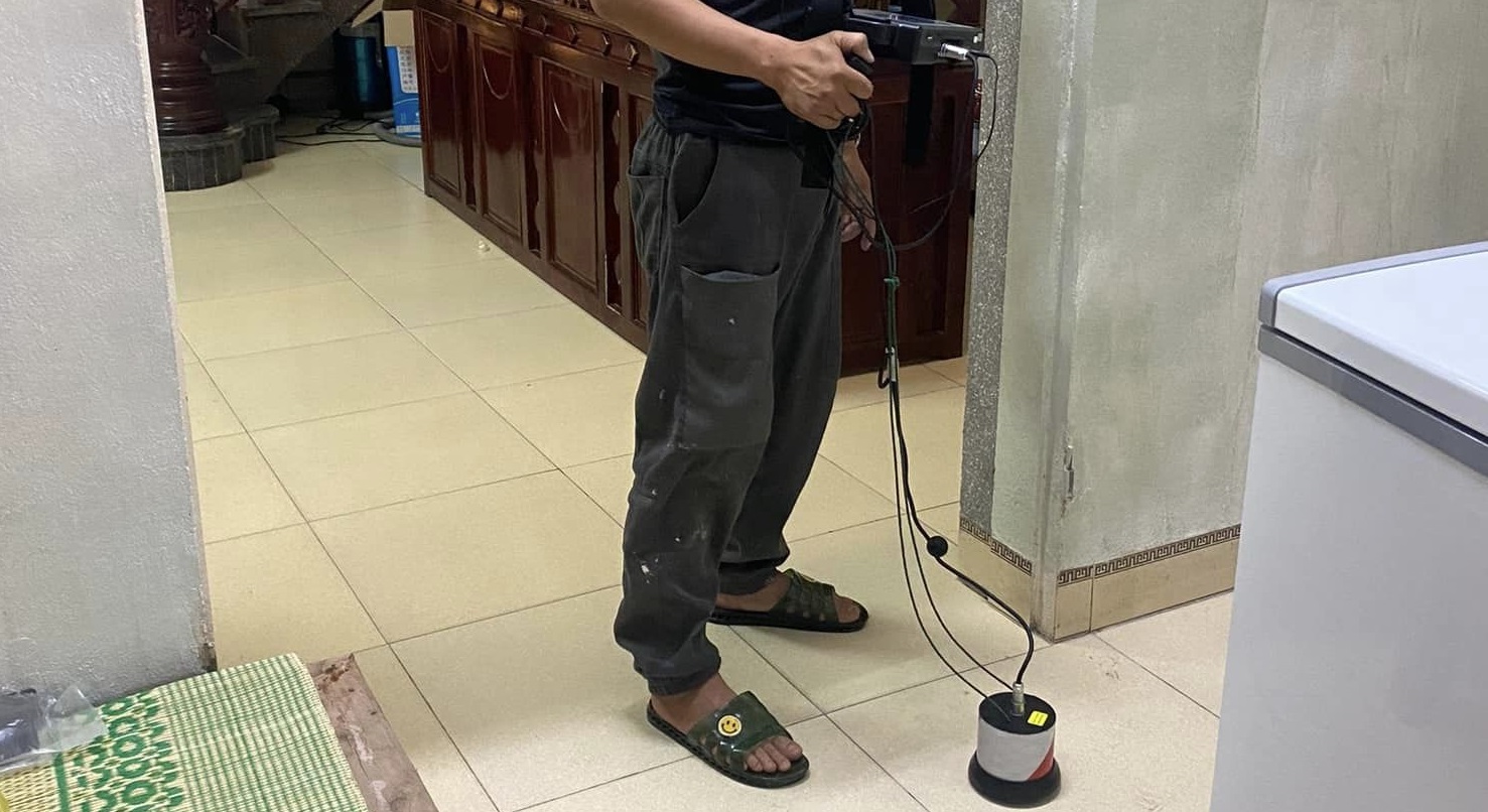 Máy siêu âm dò rò rỉ nước được đặt dọc đường ống để thu tín hiệu chính xác ở Hải Phòng